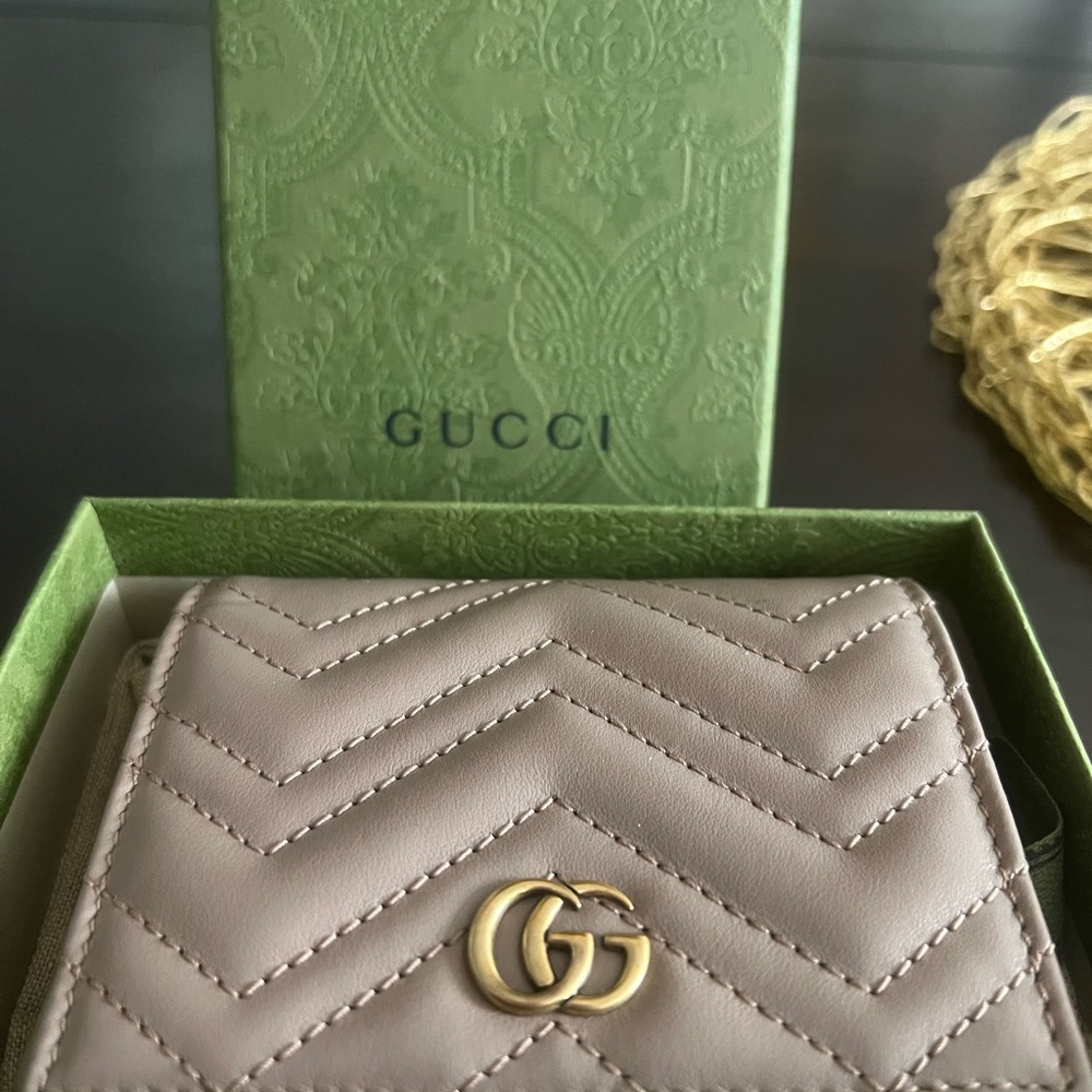 NEW Authentic Gucci Beige Leather Wallet with Gold Logo